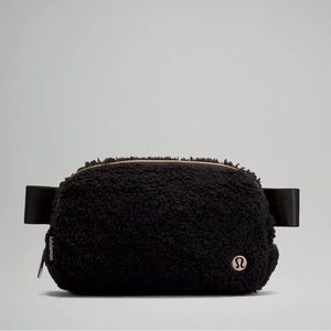 Black Lululemon Sherpa fleece fanny pack everywhere gold
